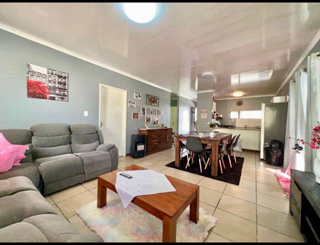 3 BEDROOM FREESTANDING FOR SALE IN RIVERTON